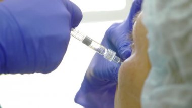 Doktor Şevval özçelik güzellik bayan hasta karşısında enjeksiyonları yapar. Güzellik ve kozmetik kavramı. 4k.