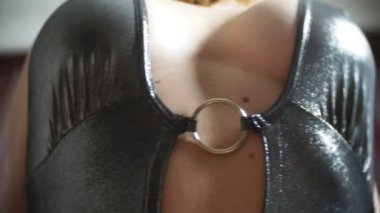 sıcak baştan çıkarıcı model bir erotik özel dans dans Mini elbiseli. ince gövde ve koca memeli. 4k
