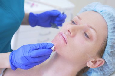 Doktor Şevval özçelik güzellik bayan hasta karşısında enjeksiyonları yapar. Güzellik ve kozmetik kavramı. 4k.