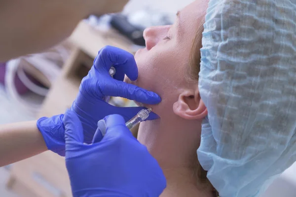 Läkare kosmetolog gör injektioner inför den kvinnliga tålmodig. begreppet skönhet och kosmetologi. 4k. — Stockfoto