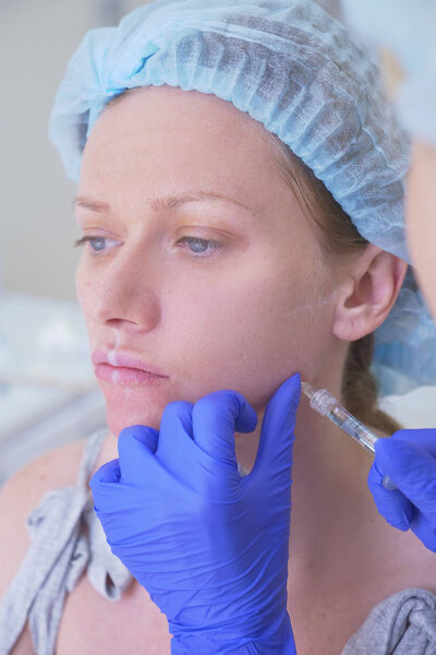 Косметолог делает уколы в лицо пациентке. концепция красоты и косметологии. 4k
.