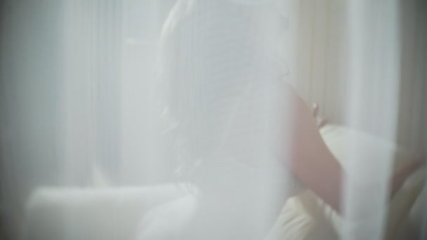 Mujer bonita en cuerpo beige posando en poses seductoras. en una habitación con un interior elegante. gran cuerpo delgado y grandes tetas. 4k — Vídeos de Stock