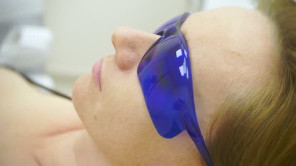 Laser hårborttagning. läkare i handskar. 4k, närbild. — Stockvideo