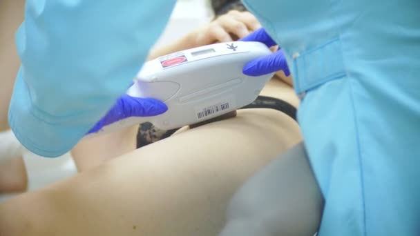 Épilation au laser. docteur en gants. 4k, gros plan . — Video