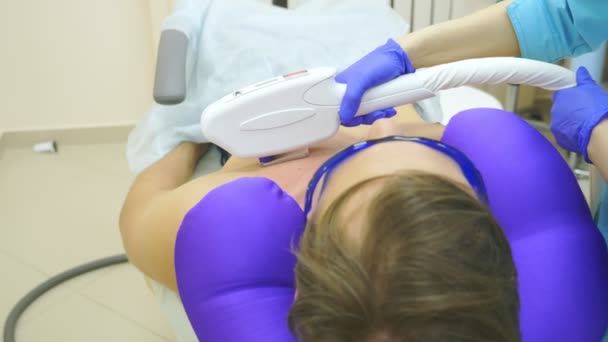 Depilazione laser maschile. un medico in guanti rimuove i capelli dall'addome e dal seno di un uomo. 4k, primo piano . — Video Stock
