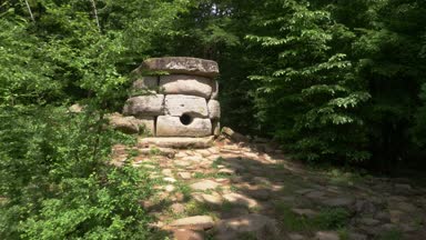 Dolmen ormanın içinde. 4k, ağır çekim. Steadicam atış
