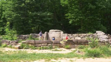 Dolmen ormanın içinde. 4k, ağır çekim. turistler antik Dolmen keşfetmek