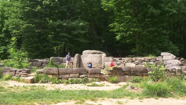 Dolmen v lese. 4k, zpomalené. turisté prozkoumat starověké dolmeny — Stock video