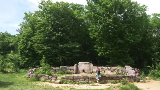 Dolmen v lese. 4k, zpomalené. turisté prozkoumat starověké dolmeny — Stock video
