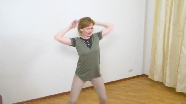 Доросла жінка танцює вдома, 4k — стокове відео