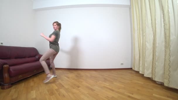 大人の女性の踊りは自宅で 4 k — ストック動画