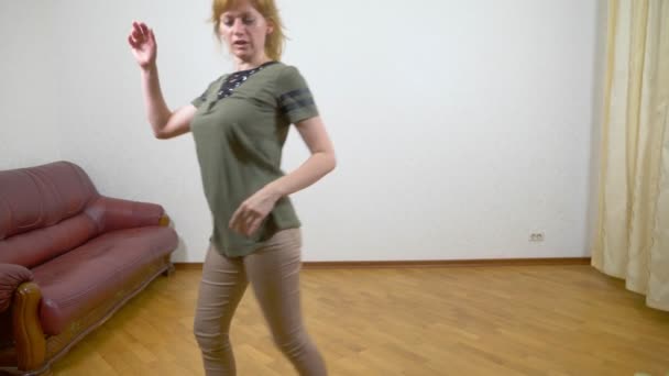 Adult woman dances at home, 4k — Stock Video