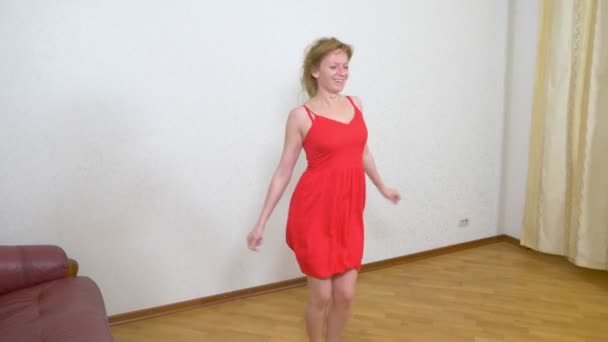 Dansen van de volwassen vrouw thuis, 4k — Stockvideo