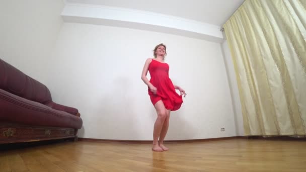 Wanita dewasa menari di rumah, 4k — Stok Video