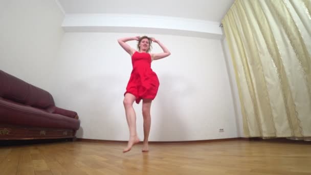 Ενήλικη γυναίκα χορεύει στο σπίτι, 4k — Αρχείο Βίντεο