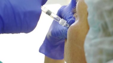 Doktor Şevval özçelik güzellik bayan hasta karşısında enjeksiyonları yapar. Güzellik ve kozmetik kavramı. 4 k. kontur plastik