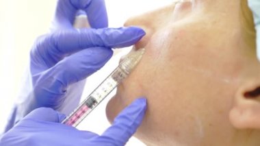 Doktor Şevval özçelik güzellik bayan hasta karşısında enjeksiyonları yapar. Güzellik ve kozmetik kavramı. 4 k. kontur plastik