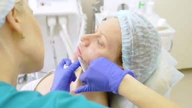 Doktor Şevval özçelik güzellik bayan hasta karşısında enjeksiyonları yapar. Güzellik ve kozmetik kavramı. 4 k. kontur plastik