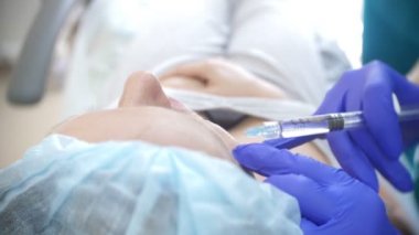 Doktor Şevval özçelik güzellik bayan hasta karşısında enjeksiyonları yapar. Güzellik ve kozmetik kavramı. 4 k. kontur plastik