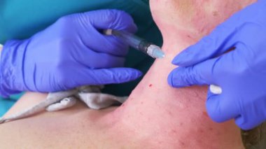Doktor Şevval özçelik güzellik bayan hasta karşısında enjeksiyonları yapar. Güzellik ve kozmetik kavramı. 4 k. biorevitalization