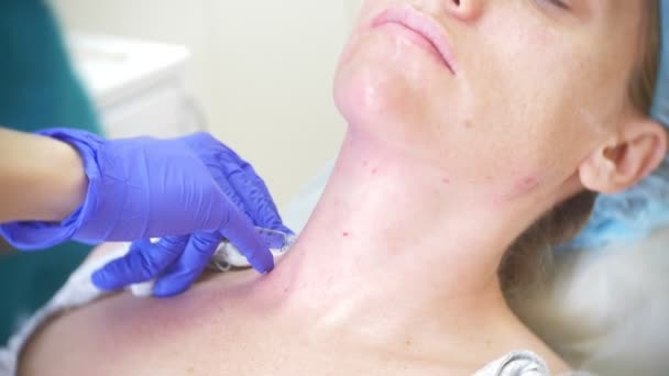 Der Arzt Kosmetikerin macht Injektionen in das Gesicht der Patientin. Konzept der Schönheit und Kosmetologie. 4k. Biorevitalisierung — Stockvideo