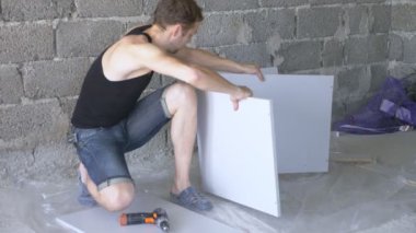 bir adam bir atölyede mobilya toplar. 4k, ağır çekim. Bağ ve mobilya ahşap pimleri üzerine montajı