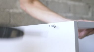 Bağ ve mobilya ahşap pimleri üzerine montajı