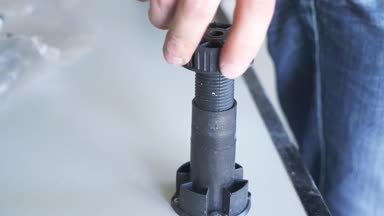 bir adam bir atölyede mobilya toplar. 4k, ağır çekim. Bağ ve mobilya ahşap pimleri üzerine montajı