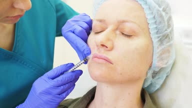 Doktor Şevval özçelik güzellik bayan hasta karşısında enjeksiyonları yapar. Güzellik ve kozmetik kavramı. 4 k. kontur plastik