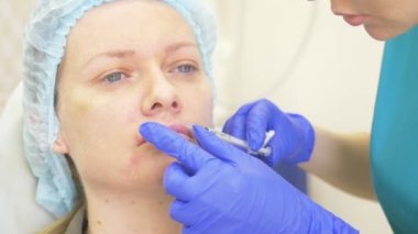 Doktor Şevval özçelik güzellik bayan hasta karşısında enjeksiyonları yapar. Güzellik ve kozmetik kavramı. 4 k. kontur plastik