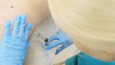 makyajcısı dermatolog Doktor şişman kıvrımları hasta kadının sırtında bir şırıngada aracılığıyla lipolitics tanıttı. 4k