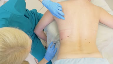 makyajcısı dermatolog Doktor şişman kıvrımları hasta kadının sırtında bir şırıngada aracılığıyla lipolitics tanıttı. 4k
