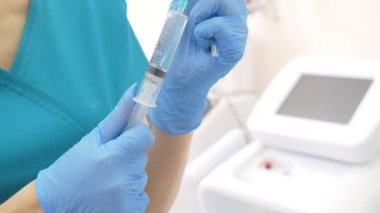 makyajcısı dermatolog Doktor şişman kıvrımları hasta kadının sırtında bir şırıngada aracılığıyla lipolitics tanıttı. 4k