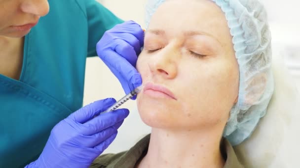Косметолог делает уколы в лицо пациентке. концепция красоты и косметологии. 4k. контурный пластик — стоковое видео