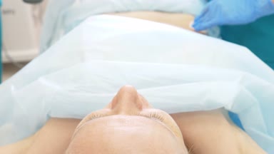 bir dermatolog-güzellik uzmanı Doktor lipolite bir şırınga ile hasta kadının mide yağ folds içine enjekte eder. 4k