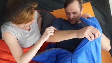 Portre. Uyku tulumları içinde yalan bir çadır içinde sarılma tatlı bir çift onlar flört ve öpücük, 4k.