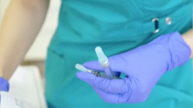 Doktor Şevval özçelik güzellik bayan hasta karşısında enjeksiyonları yapar. Güzellik ve kozmetik kavramı. 4 k. kontur plastik