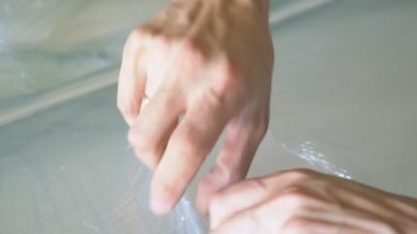 bir adam bir atölyede mobilya toplar. 4k, ağır çekim. Bağ ve mobilya ahşap pimleri üzerine montajı