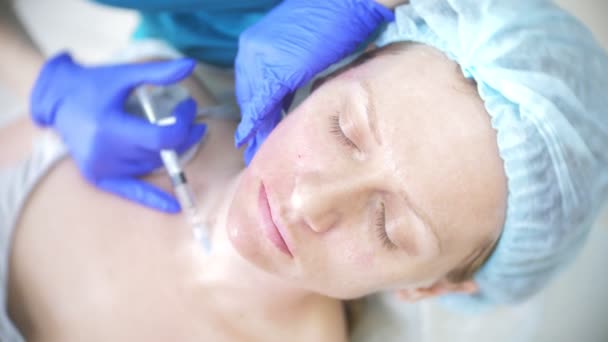 メスの患者の顔に注射を医師美容師になります 美容や美容のコンセプトです — ストック動画