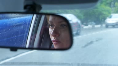 Dikiz aynasından mavi gözler, kadın direksiyonuna bir womans yüzle yansımasıdır. 4k, ağır çekim