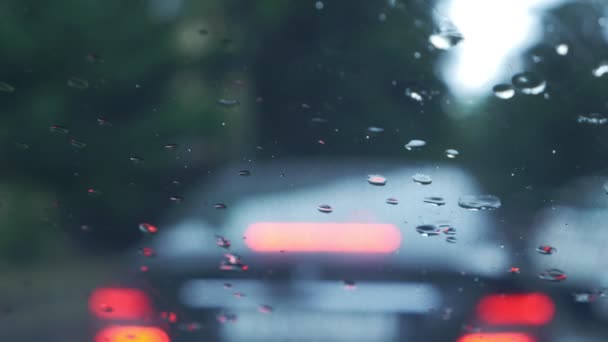 Carro na estrada Chuva respingos carro pára-brisa durante condições difíceis de condução. engarrafamento. Limpa pára-brisas. 4k, câmera lenta — Vídeo de Stock