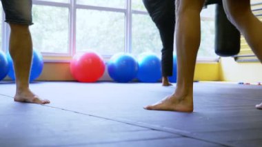 Tay boks eğitimi Avrupa Genç spor salonunda. 4k, ağır çekim, yakın çekim, bacaklar