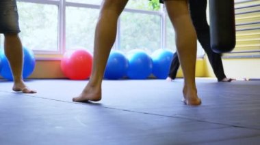 Tay boks eğitimi Avrupa Genç spor salonunda. 4k, ağır çekim, yakın çekim, bacaklar