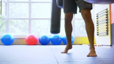 Tay boks eğitimi Avrupa Genç spor salonunda. 4k, ağır çekim, yakın çekim, bacaklar