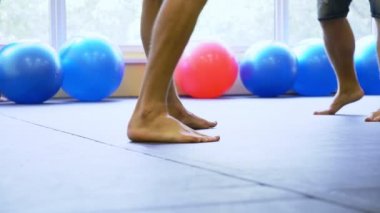 Tay boks eğitimi Avrupa Genç spor salonunda. 4k, ağır çekim, yakın çekim, bacaklar