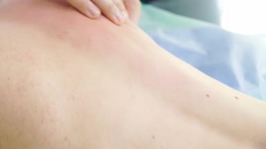Erkek masaj terapisti kadınlar için Anti-Selülit Masaj Masaj. 4k, yakın çekim