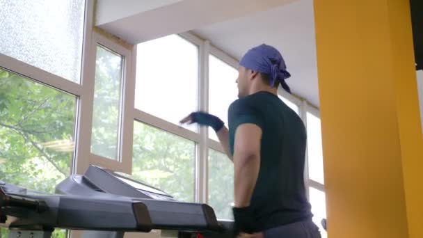 Ein Netter Kerl Läuft Auf Einem Laufband Der Turnhalle Zeitlupe — Stockvideo