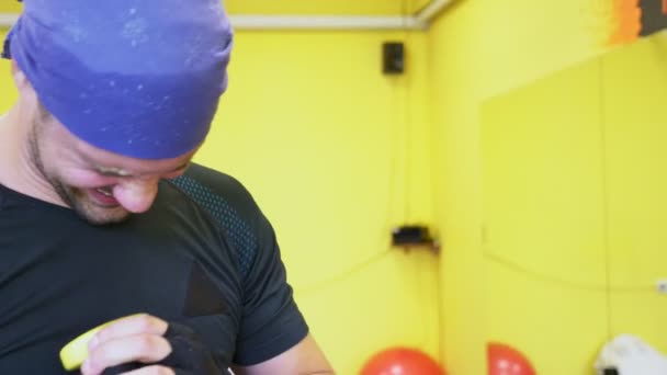 Thajský box školení Evropský mladík v tělocvičně. 4 k, Zpomalený pohyb, tvář, detail. zranění — Stock video