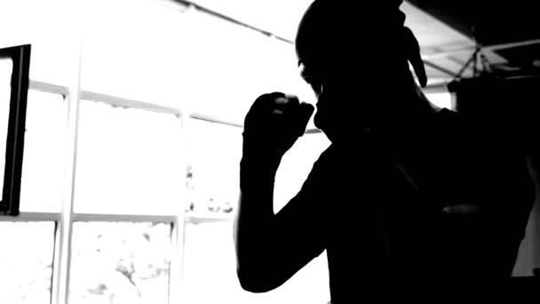Thai Boxing entrena a un joven europeo en el gimnasio. 4k, cámara lenta. silueta . — Vídeos de Stock