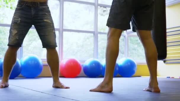 Entraînement de boxe thaïlandaise jeune homme européen dans la salle de gym. 4k, ralenti, gros plan, jambes — Video